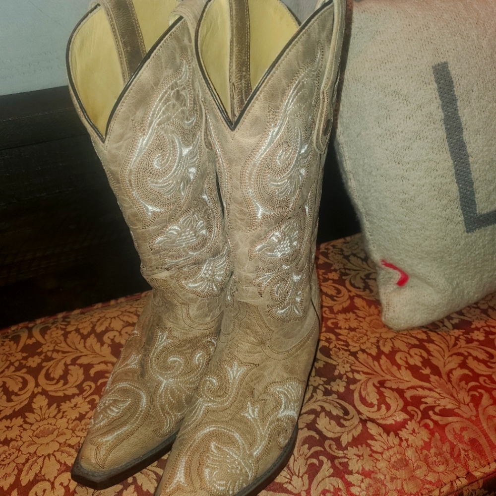 Corral lace embroidered boots